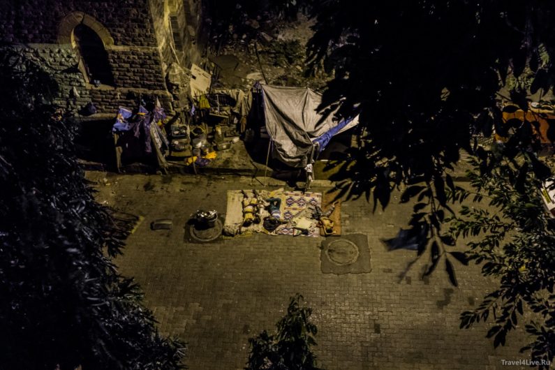 Спящие люди на улице под окнами нашего геста. Мумбаи